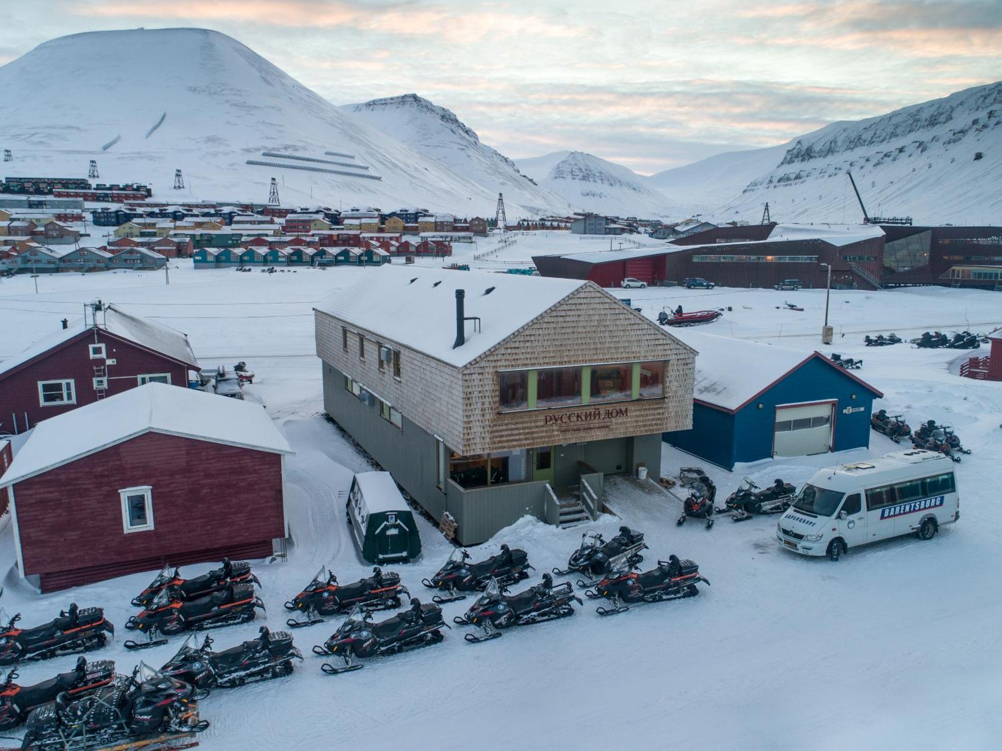 Russkiy Dom Longyearbyen Ngoại thất bức ảnh