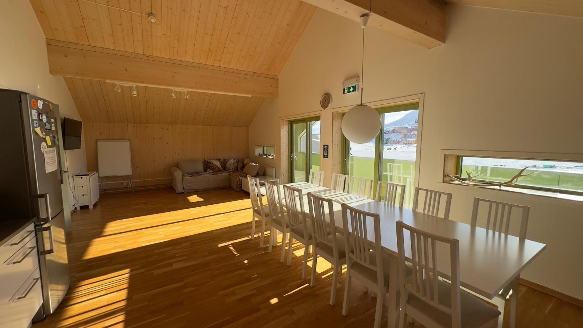 Russkiy Dom Longyearbyen Ngoại thất bức ảnh